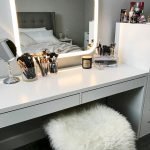 40 Beautiful Make Up Room Ideas in Your Bedroom (22)