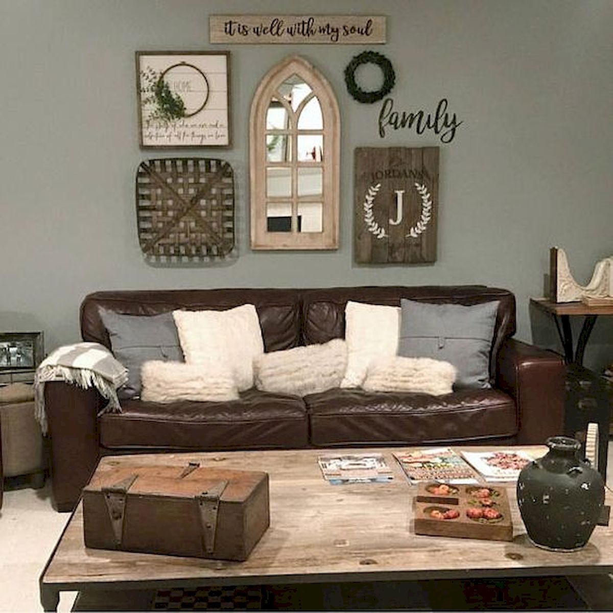 70 Awesome Wall Decoration Ideas for Living Room (52)