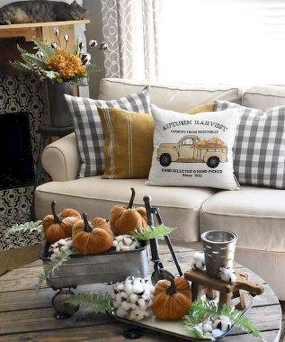 40 Awesome Fall Decoration Ideas For Living Room (33)