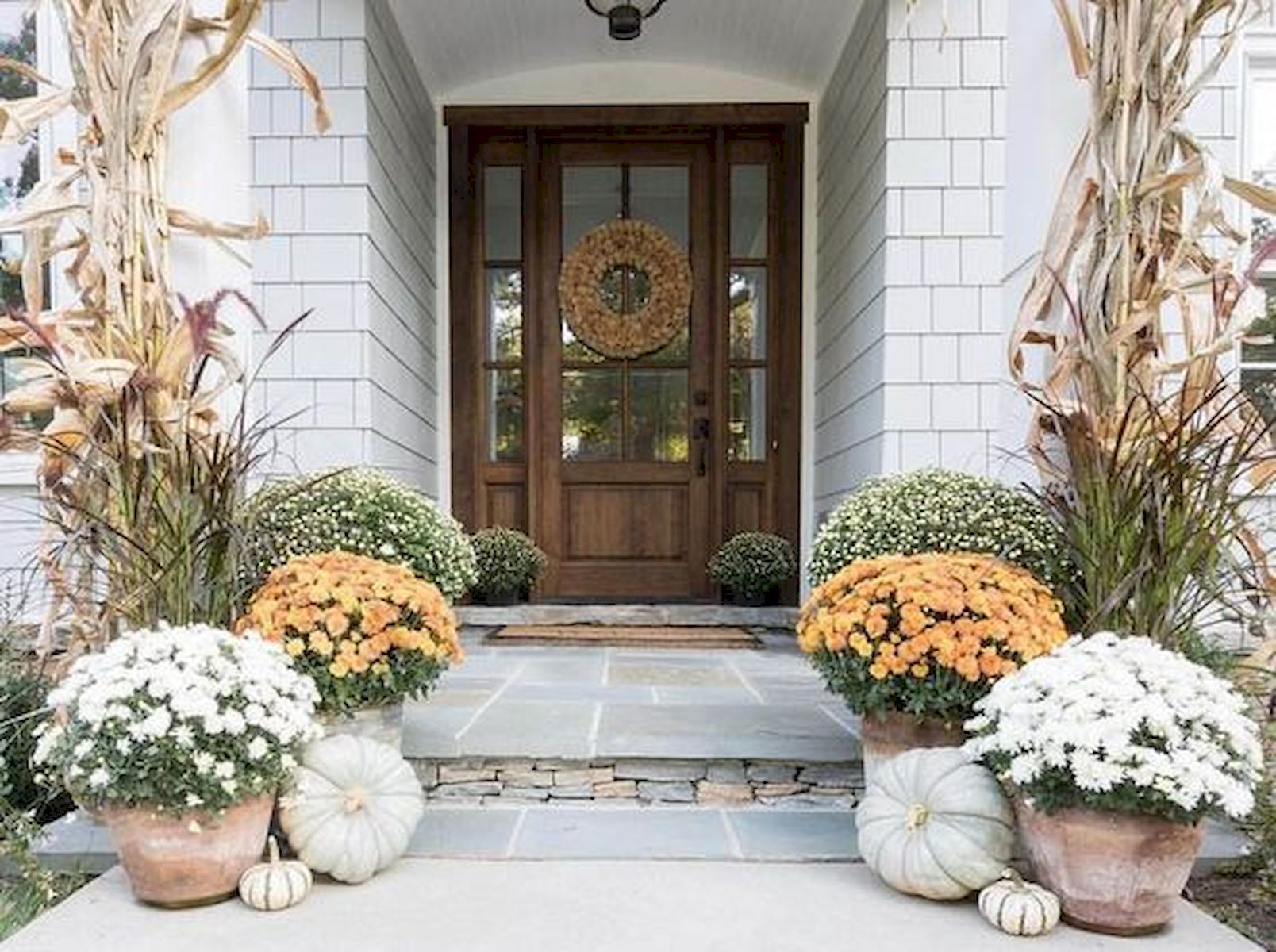 40 Beautiful Fall Front Porch Decorating Ideas That Will Make Your Home Look Amazing (1)