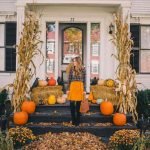 40 Beautiful Fall Front Porch Decorating Ideas That Will Make Your Home Look Amazing (35)