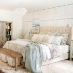 20 Best Coastal Farmhouse Bedroom Decor Ideas (13)